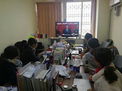 2研究生党员在X5429学习室进行集体学习.jpg 2研究生党员在X5429学习室进行集体学习.jpg