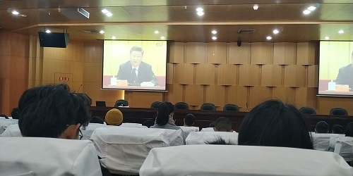 1心理中心学生党员在图书馆二号报告厅参与集体学习.jpg 1心理中心学生党员在图书馆二号报告厅参与集体学习.jpg